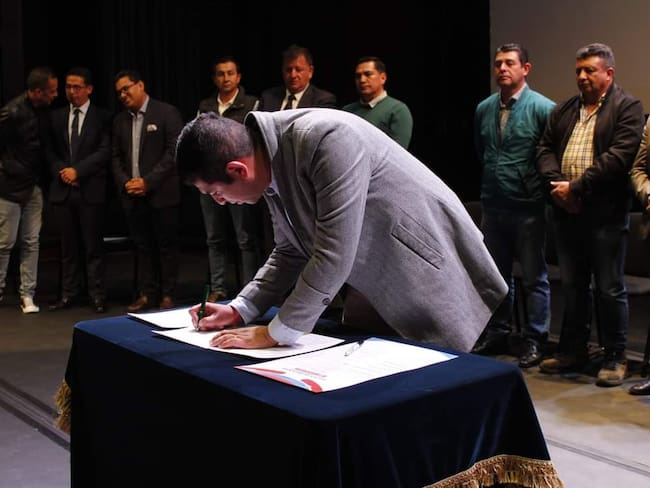 Los mandatarios de 19 municipios del centro de Boyacá firmaron el convenio de voluntades para la creación del Área Metropolitana. / Foto: Suministrada.