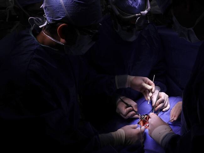 En esta foto del 28 de noviembre de 2016, el doctor Si Pham, izquierda, inyecta células madre en Josué Salinas Salgado junto con el doctor Sunjay Kaushai en el Centro Médico de la Universidad de Maryl. Foto: Associated Press - AP