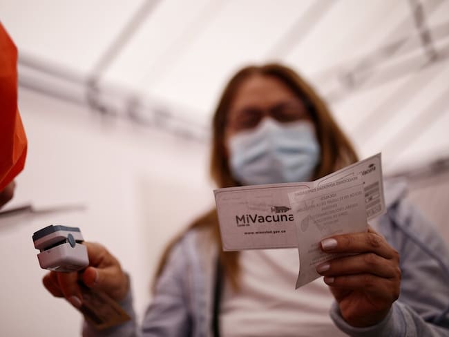 Carné de vacunación ya no será obligatorio en eventos cerrados masivos. Foto: Colprensa.