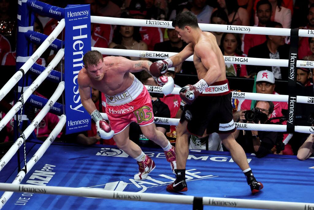 Dmitry Bivol y 'Canelo' Alvarez. (Photo by Ethan Miller/Getty Images)