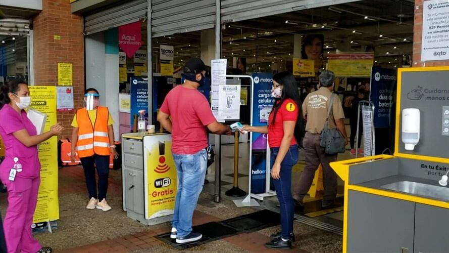 En la mayoría de los almacenes de cadena hubo poca afluencia de personas. Foto: Redacción W Radio