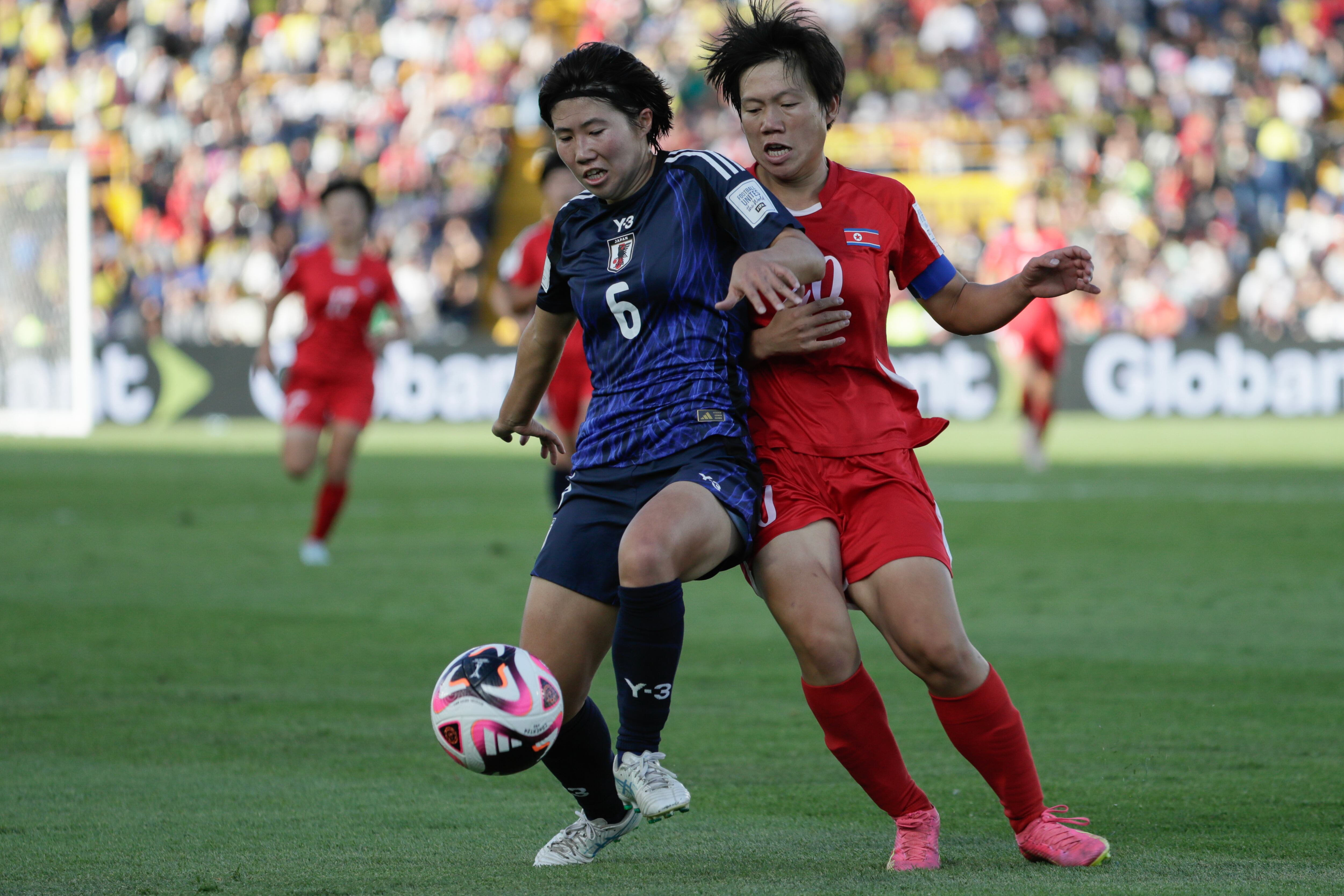 Un Yong Chae (d) de Corea del Norte disputa un balón con Rio Sasaki de Japón este domingo, en la final de la Copa Mundial Femenina sub-20 entre las selecciones de Corea del Norte y Japón en el estadio El Campín, en Bogotá (Colombia). Foto: EFE/ Carlos Ortega
