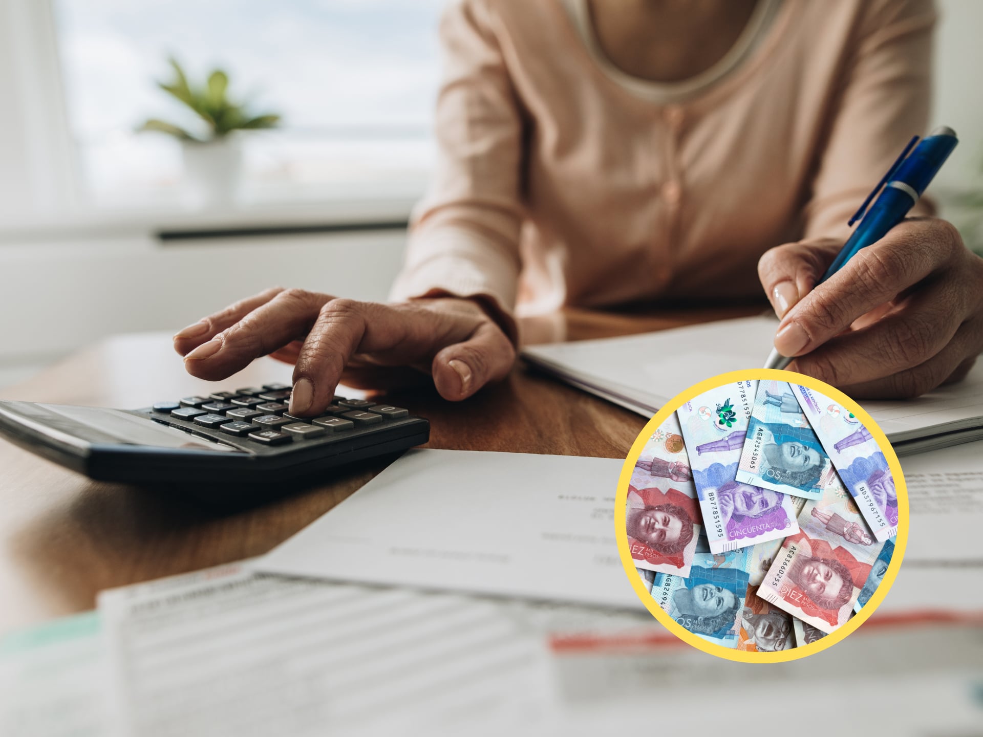 Mujer usando una calculadora, encima dinero colombiano (GettyImages)
