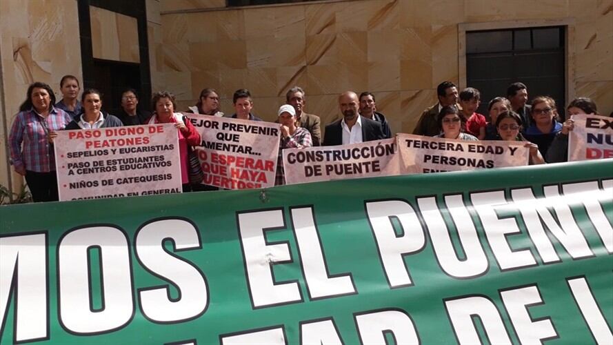 Las comunidades del Puente de Boyacá que están exigiendo la construcción de un puente peatonal se mostraron desilusionadas al no alcanzar un acuerdo. Foto: Jorge Herrera