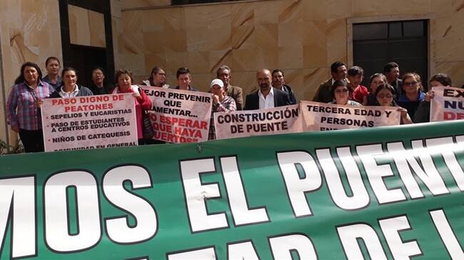 Las comunidades del Puente de Boyacá que están exigiendo la construcción de un puente peatonal se mostraron desilusionadas al no alcanzar un acuerdo. Foto: Jorge Herrera