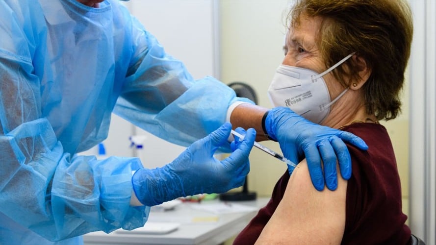 MinSalud compraría 11 millones de vacunas contra el COVID-19 para el 2022. Foto: (Photo by Jens Schlueter/Getty Images)