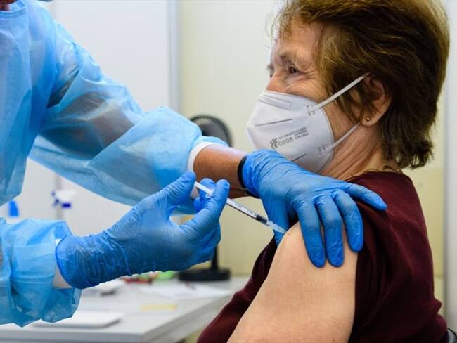 MinSalud compraría 11 millones de vacunas contra el COVID-19 para el 2022. Foto: (Photo by Jens Schlueter/Getty Images)