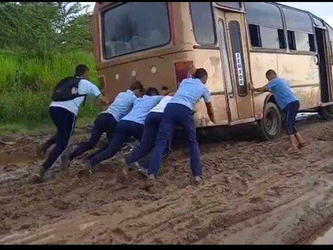 Vehículo atrapado en el lodo/ Elizabeth Molina