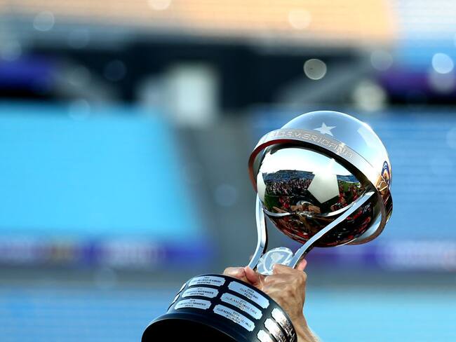 Trofeo Copa Sudamericana. Foto: Ernesto Ryan/Getty Images