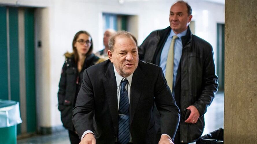 El productor de cine Harvey Weinstein confirmó el martes que no testificará durante su juicio por agresiones sexuales, lo que pone fin a la fase de declaraciones y abre la de los alegatos finales. Foto: Getty Images