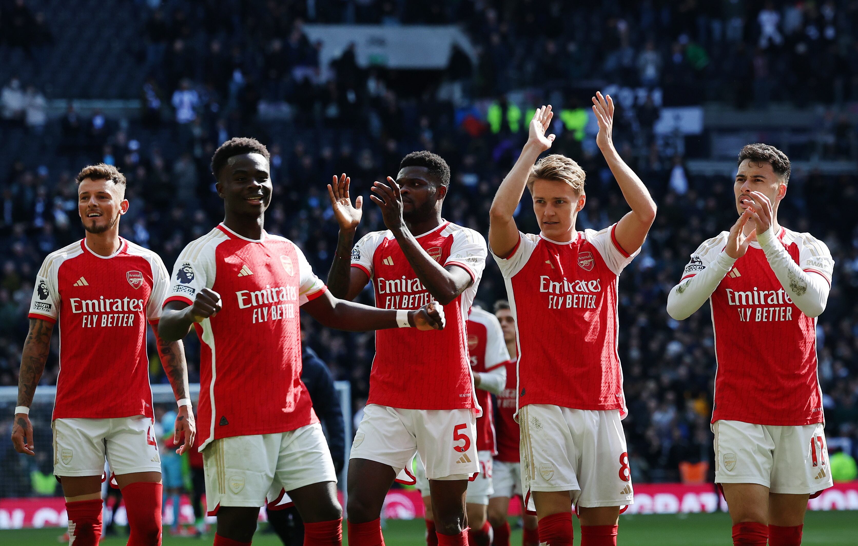 London (United Kingdom), 28/04/2024.- Arsenal players celebrate their 3-2 win over Tottenham after the English Premier League soccer match between Tottenham Hotspur against Arsenal FC in London, Britain, 28 April 2024. (Reino Unido, Londres) EFE/EPA/ANDY RAIN EDITORIAL USE ONLY. No use with unauthorized audio, video, data, fixture lists, club/league logos, 'live' services or NFTs. Online in-match use limited to 120 images, no video emulation. No use in betting, games or single club/league/player publications.