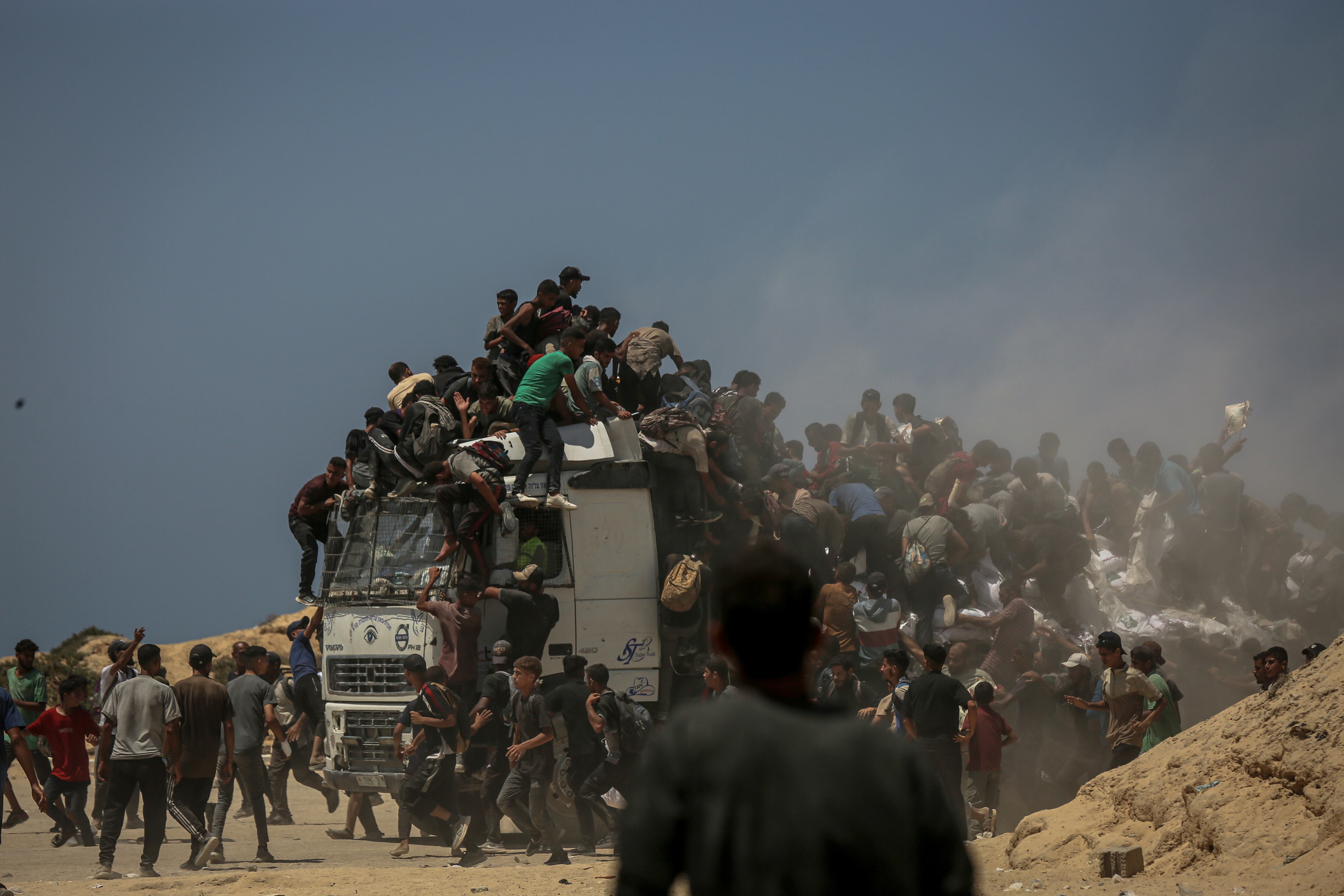 20 muertos dejó volcamiento de un camión con ayuda humanitaria en la Franja de Gaza. Foto: GettyImages