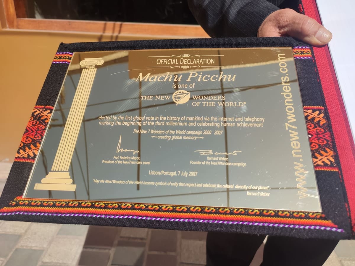 Aparece la placa de oro perdida que declaró Machu Picchu como maravilla del mundo