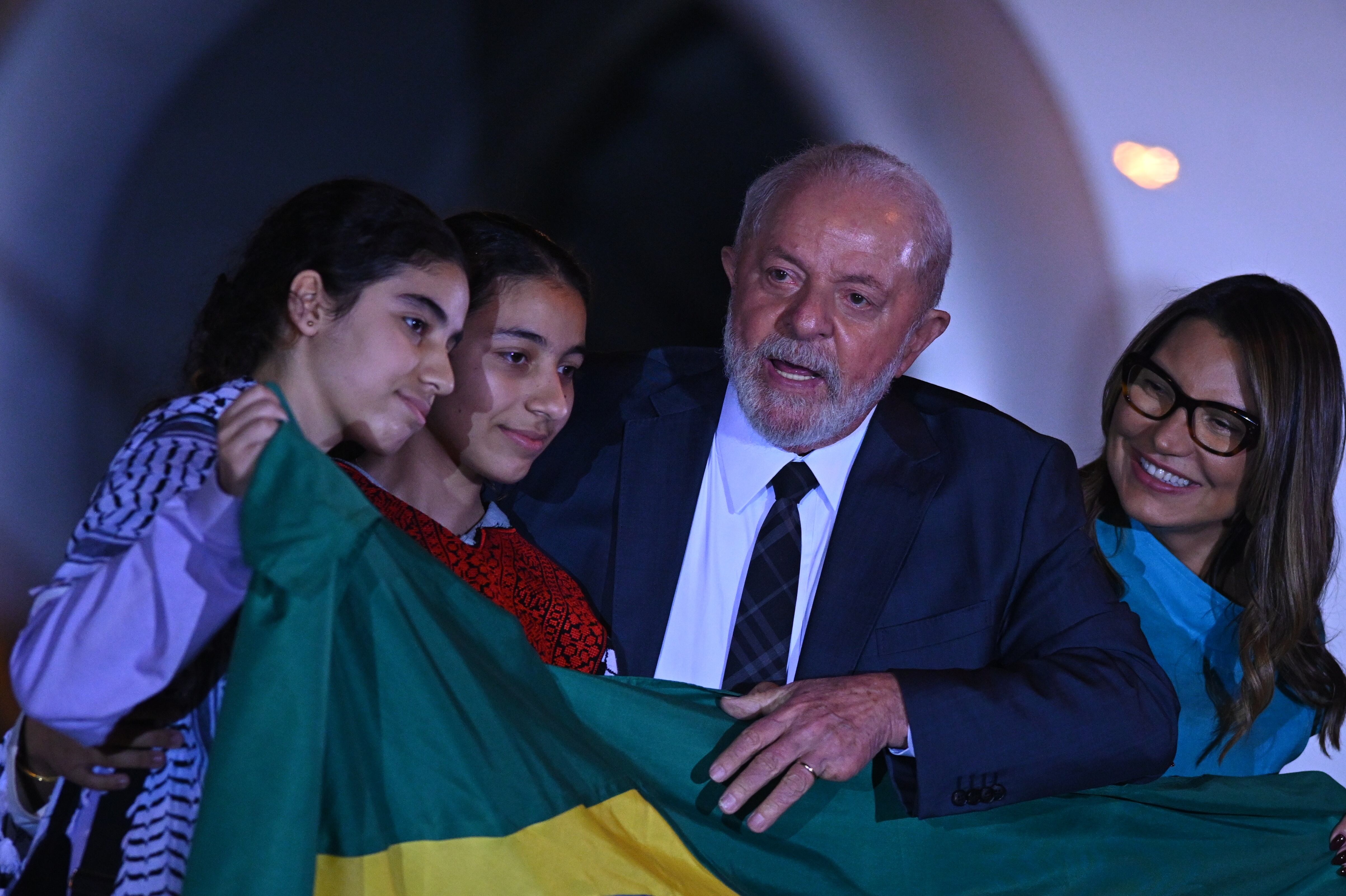 Lula recibe en Brasilia a los 32 brasileños que estaban atrapados en Gaza. Foto: EFE/ Andre Borges