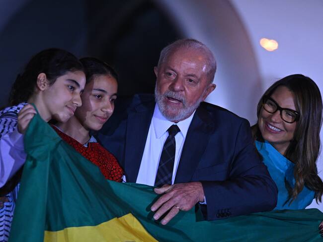 Lula recibe en Brasilia a los 32 brasileños que estaban atrapados en Gaza. Foto: EFE/ Andre Borges
