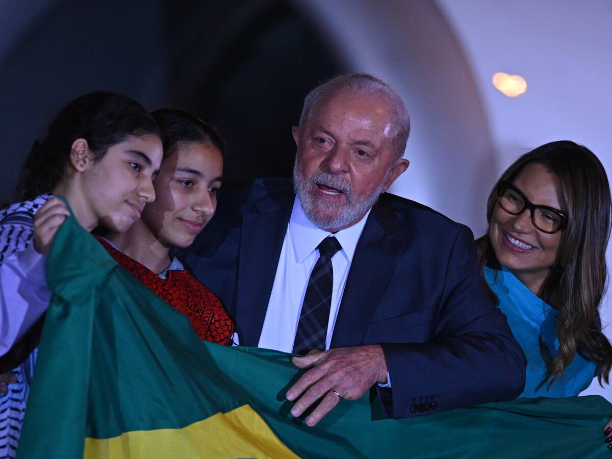 Presidente Lula recibe a brasileños repatriados desde Gaza y compara a Israel con Hamás