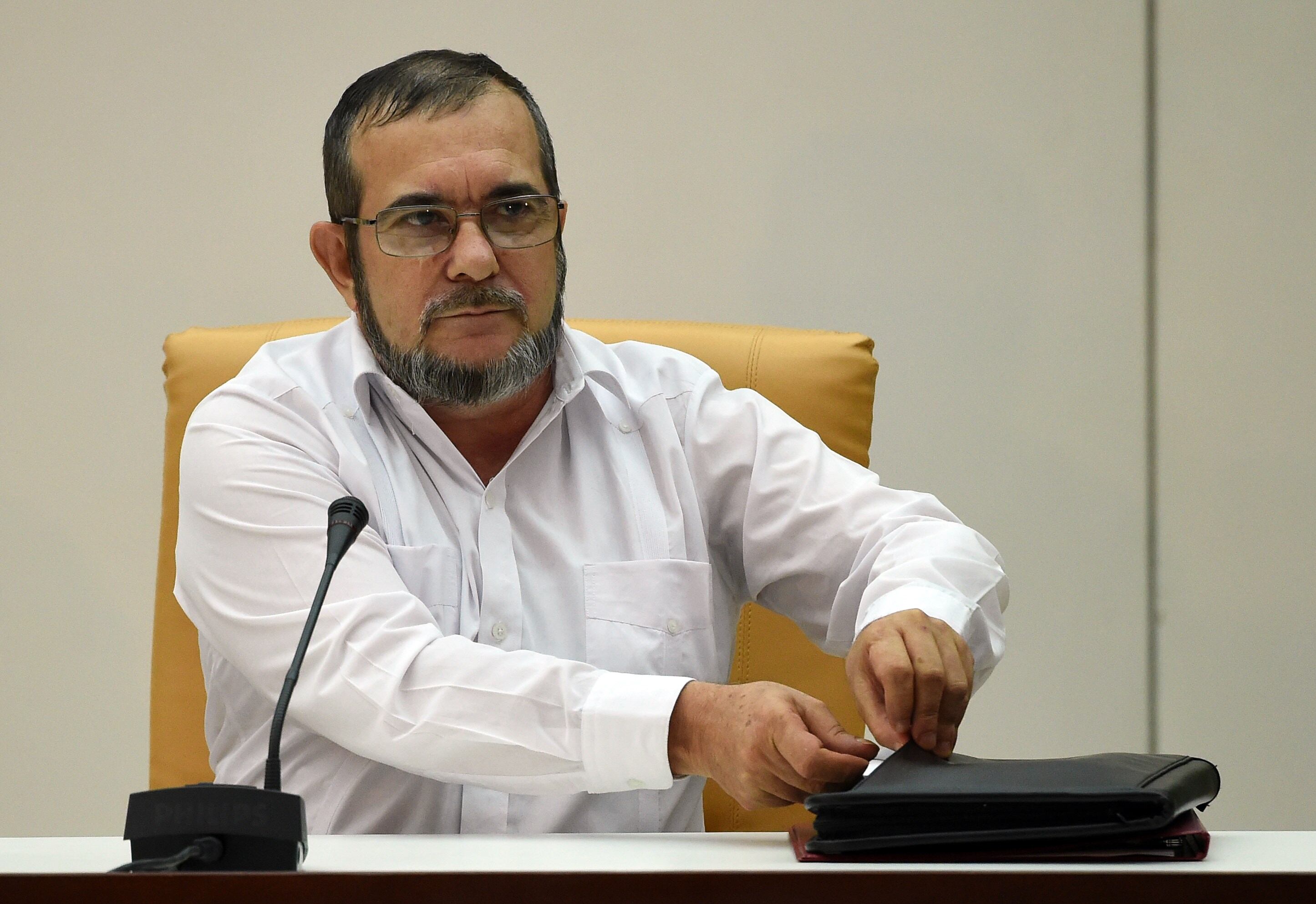 El jefe de la guerrilla de las FARC, Timoleón Jiménez, también conocido como Timochenko, habla durante una reunión con el presidente colombiano Juan Manuel Santos (fuera de marco) en La Habana el 23 de septiembre de 2015.  Foto: LUIS ACOSTA/AFP vía Getty Images.