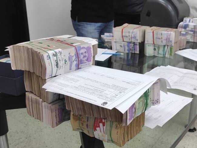 Las personas que viajaban en el vehículo fueron detenidas y serán presentadas ante un juez por el delito de enriquecimiento ilícito. Foto: Policía Nacional