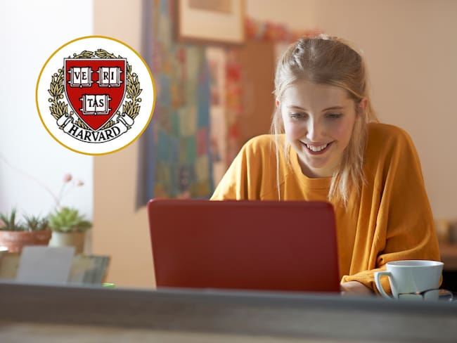 Mujer usando su computador para estudiar. En el círculo, el logo de la Universidad de Harvard (Fotos vía GettyImages y redes sociales)