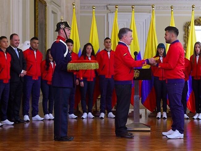 Santos entrega tricolor nacional a jóvenes que representarán a Colombia en WorldSkills. Foto: Colprensa