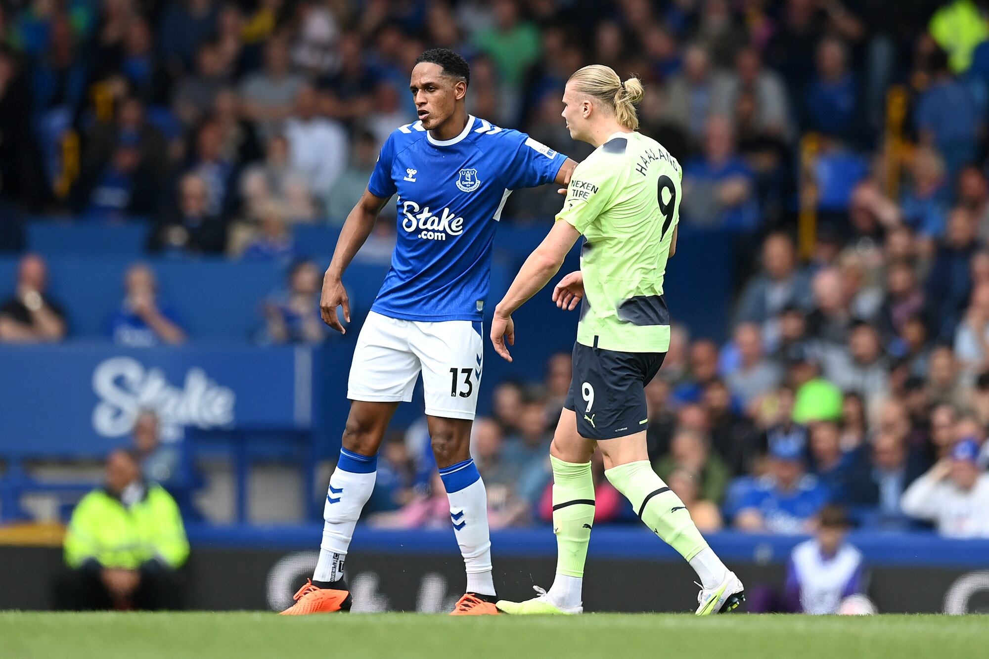 Yerry Mina y Erling Haaland (Photo by Michael Regan/Getty Images)