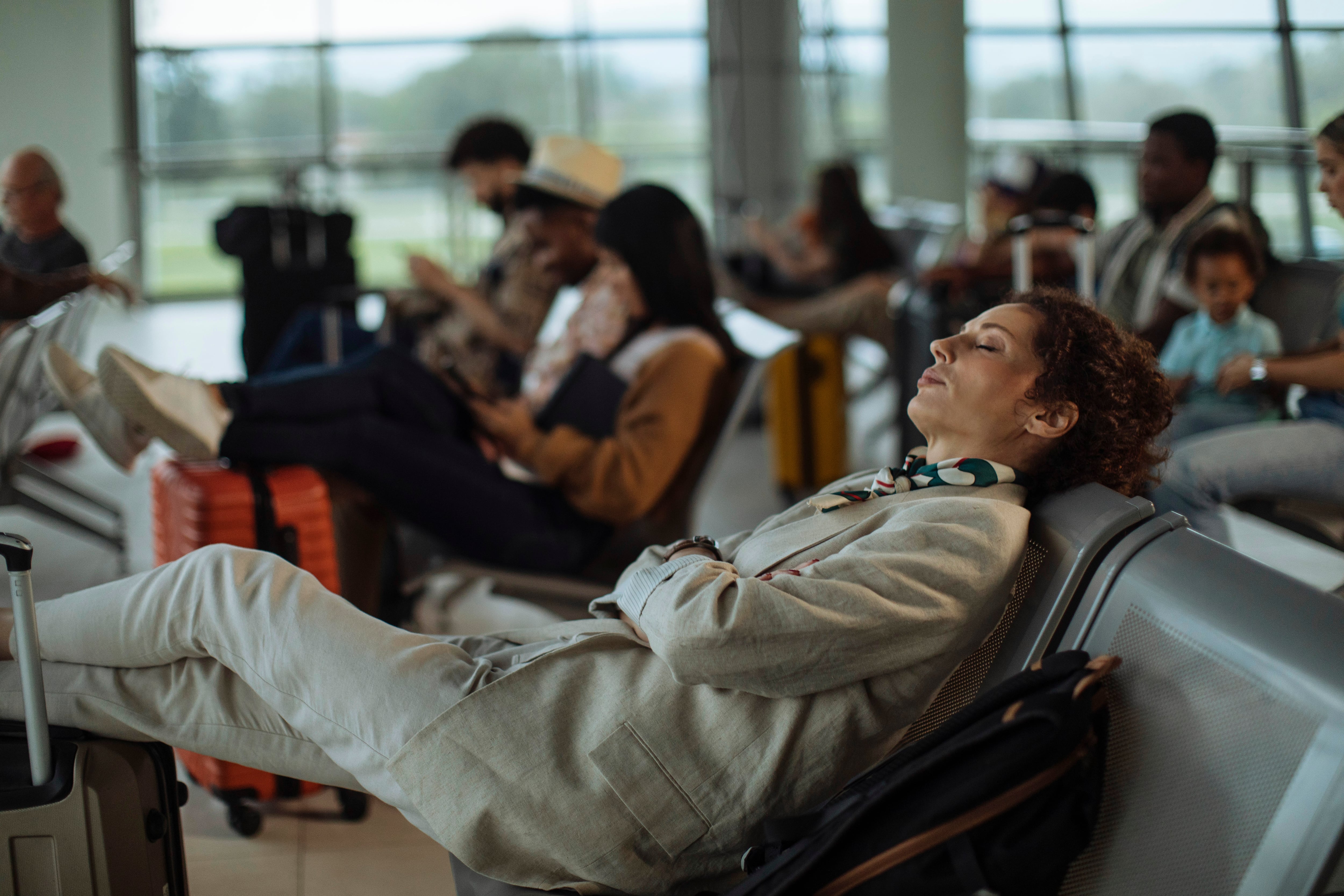 Referencia de persona dormida en aereopuerto. Foto: Getty Images. 