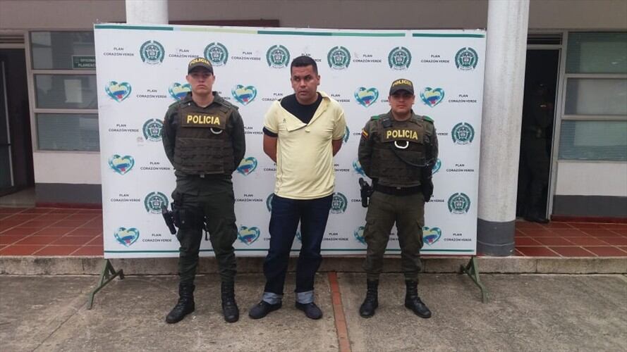 Fueron capturados en flagrancia dos sujetos luego de atentar contra una ciudadana que se encontraba en su residencia. Foto: Policía Nacional
