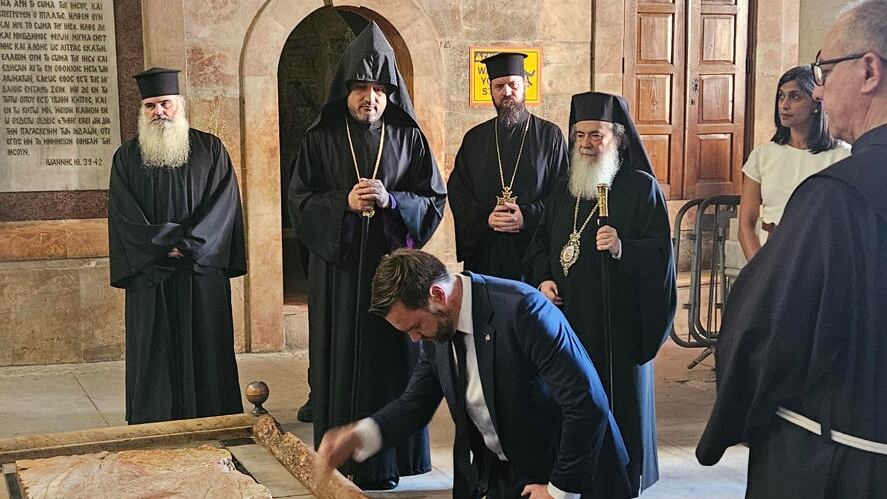 GRAF9616. JERUSALÉN, 23/10/2025.-El vicepresidente estadounidense JD Vance visita este jueves la iglesia del Santo Sepulcro en el territorio palestino ocupado de Jerusalén Este. Vance se encuentra estos días de visita oficial en Israel, para transmitir un mensaje tranquilizador sobre la estabilidad del actual alto el fuego en Gaza.-EFE/ Oficina de Vicepresidencia EE.UU.***SOLO USO EDITORIAL/SOLO DISPONIBLE PARA ILUSTRAR LA NOTICIA QUE ACOMPAÑA (CRÉDITO OBLIGATORIO)***
