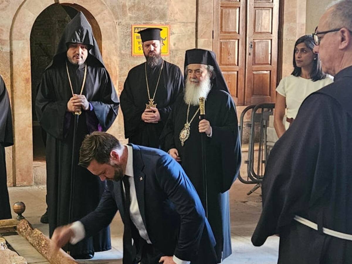 Vance visitó la Iglesia del Santo Sepulcro en Jerusalén en su último día por Israel