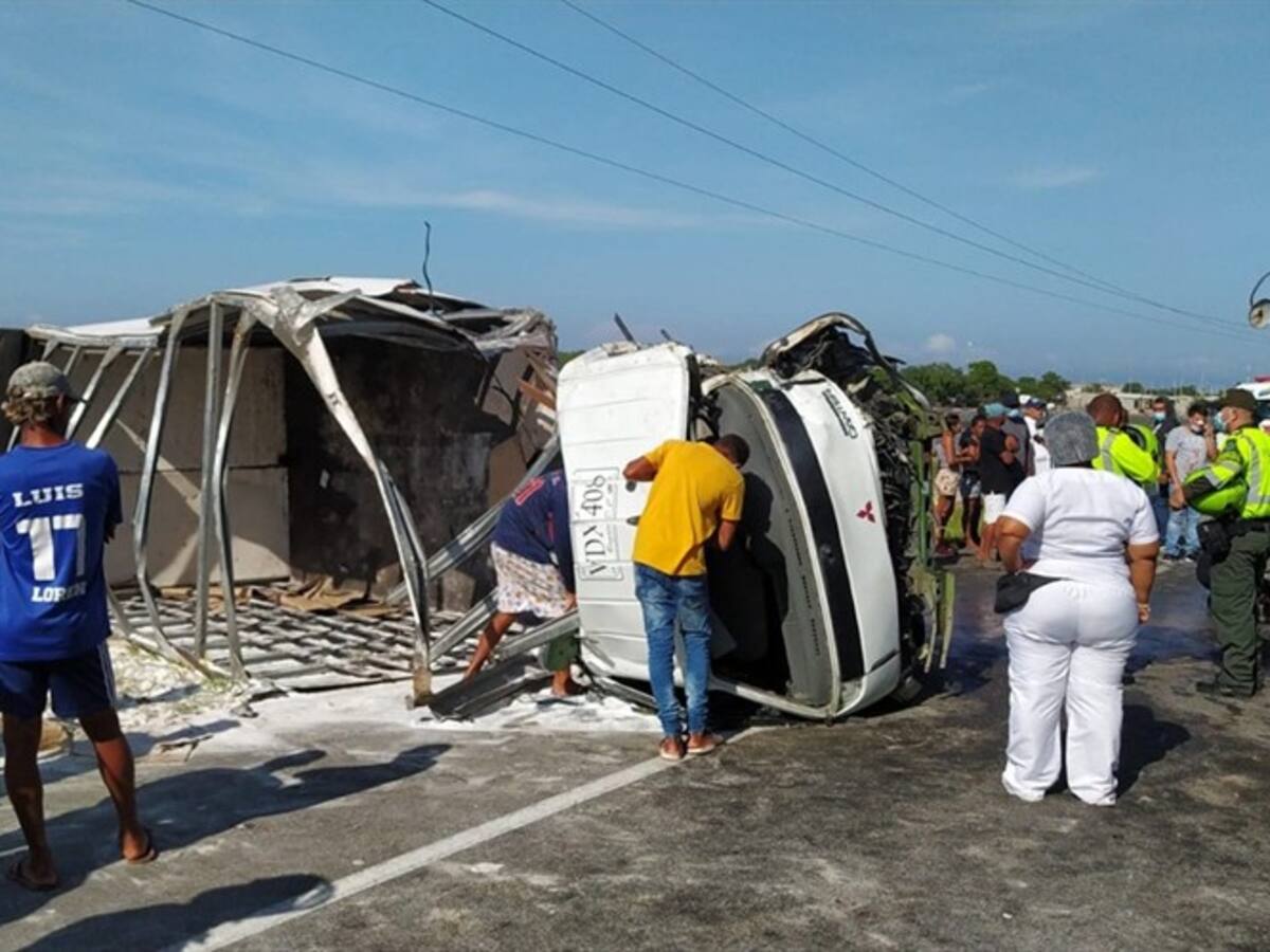 Camión transportador de azúcar se accidentó y comunidad de Tasajera lo saqueó