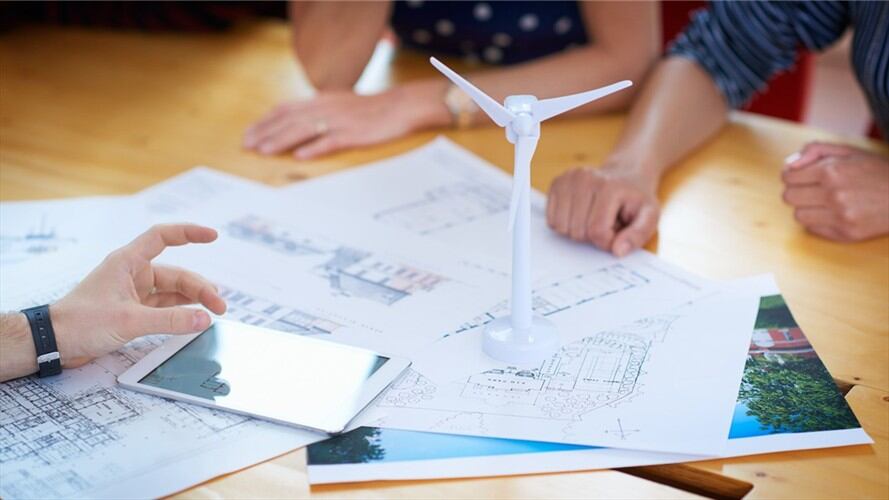 La propuesta busca que las empresas que cambien sus patrones y produzcan con energías más limpias, o que cambien sus procesos a plásticos reciclados, tengan beneficios tributarios. Foto: Getty Images