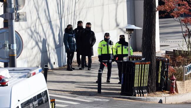 Seoul (Korea, Republic Of), 22/12/2024.- Police officers stand guard outside South Korean President Yoon Suk Yeol's residence in central Seoul, South Korea, 22 December 2024. (Corea del Sur, Seúl) EFE/EPA/YONHAP SOUTH KOREA OUT