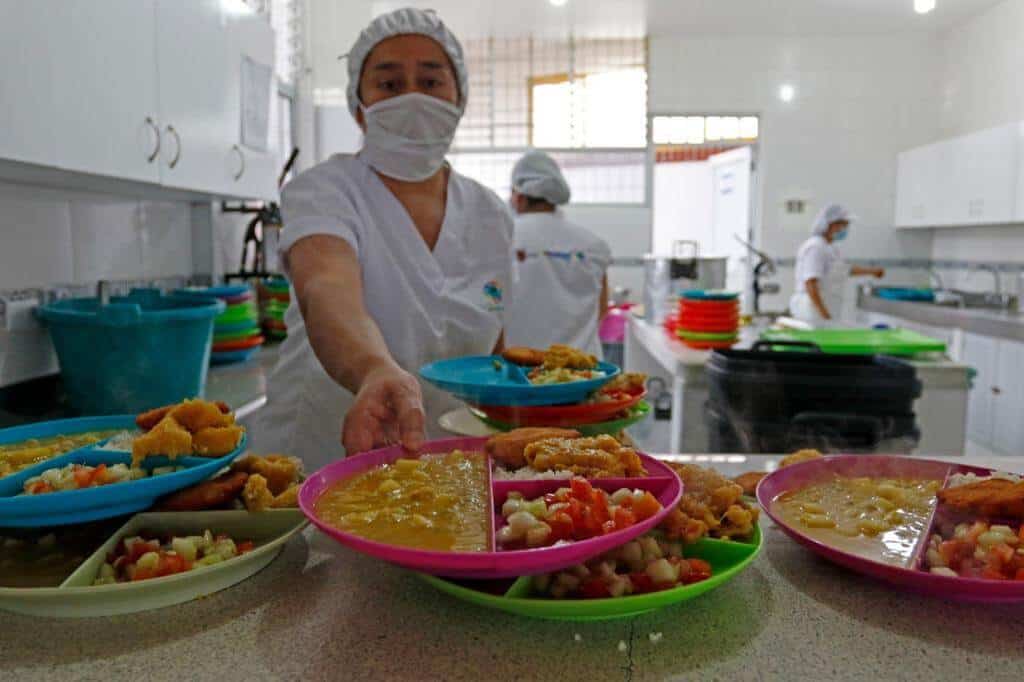 el equipo de la Administración constató la salida no autorizada de alimentos por un valor estimado en 721.000 pesos, entre frutas, verduras, arroz y otros productos básicos para la preparación de los menús escolares.