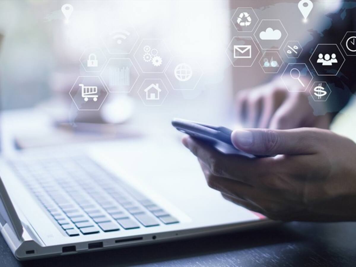 ¿Cuál fue el primer mensaje enviado por internet y por qué no se anunció en la historia?