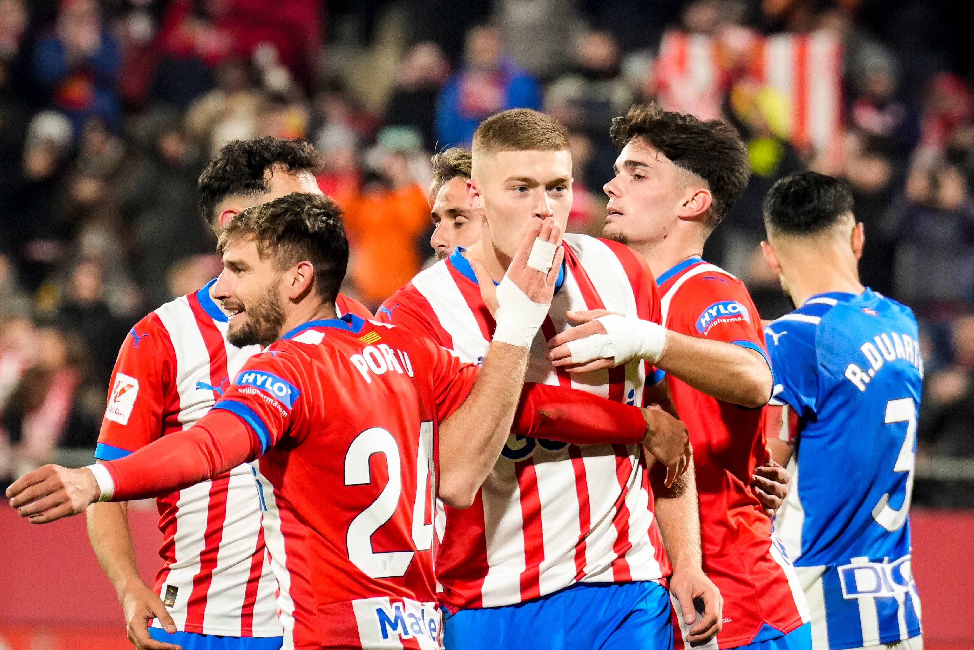 GIRONA, 18/12/2023.- El delantero del Girona Artem Dovbyk (c) celebra con sus compañeros tras marcar el tercer gol ante el Alavés, durante el partido de Liga en Primera División que Girona FC y Deportivo Alavés disputan hoy lunes en el estadio municipal de Montilivi, en Girona. EFE/David Borrat