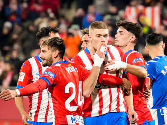 GIRONA, 18/12/2023.- El delantero del Girona Artem Dovbyk (c) celebra con sus compañeros tras marcar el tercer gol ante el Alavés, durante el partido de Liga en Primera División que Girona FC y Deportivo Alavés disputan hoy lunes en el estadio municipal de Montilivi, en Girona. EFE/David Borrat