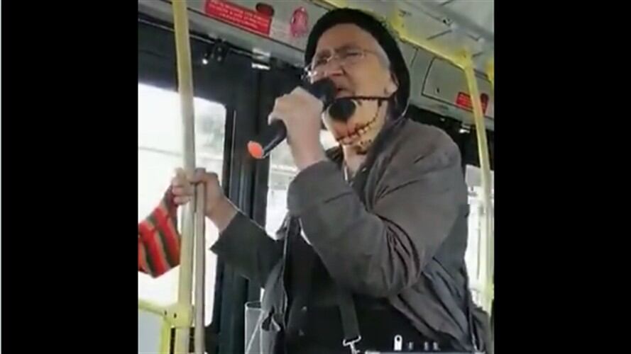 ‘La abuela rapera’ de Transmilenio. Foto: Twitter