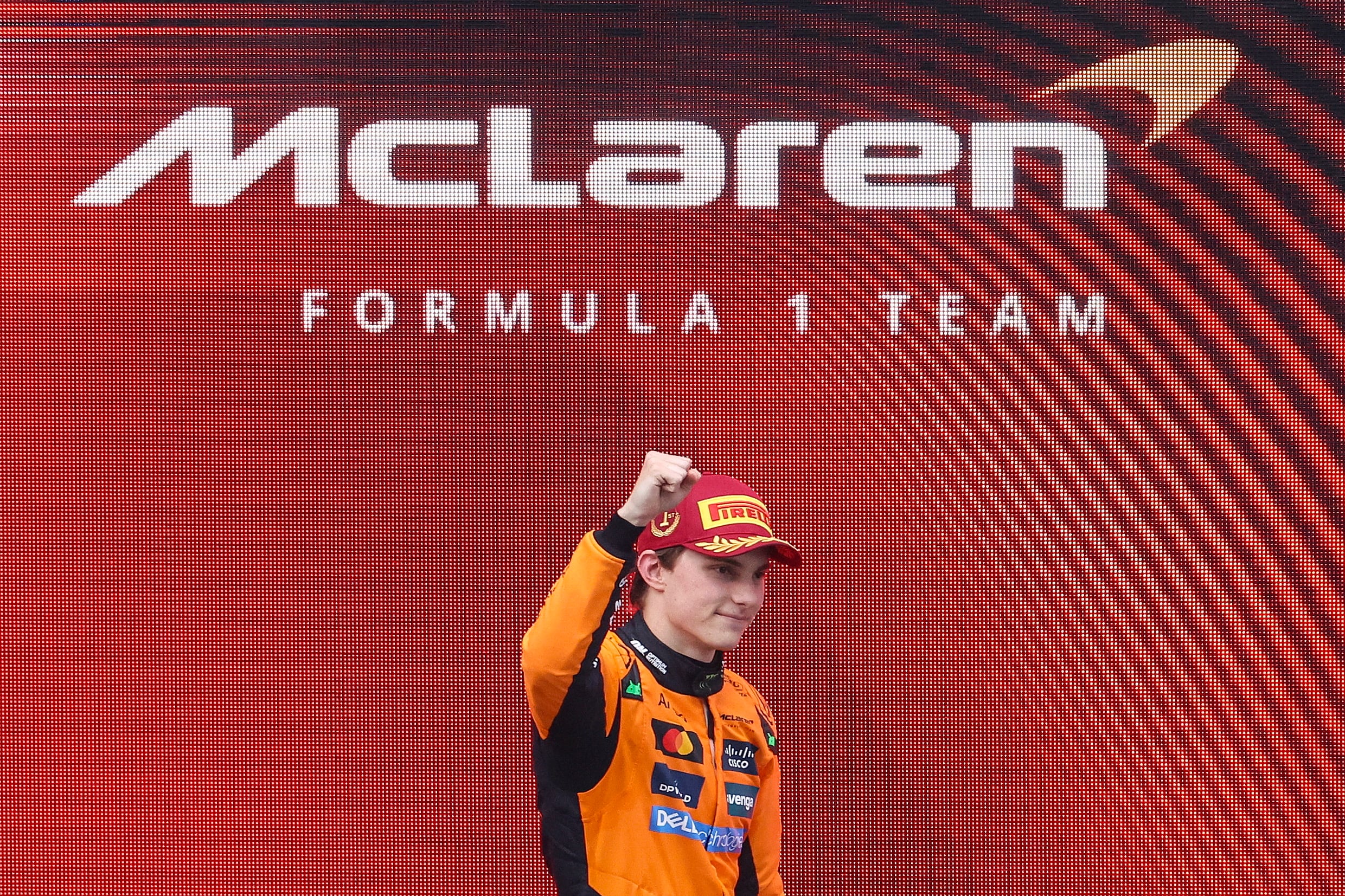 Oscar Piastri, piloto de McLaren celebra victoria en el Gran Premio de China de la Fórmula 1. FOTO: EFE/EPA/WU HAO