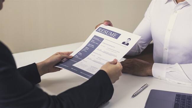Influenciadora argentina subió foto comiendo sobre la hoja de vida de una persona. Foto: Getty Images
