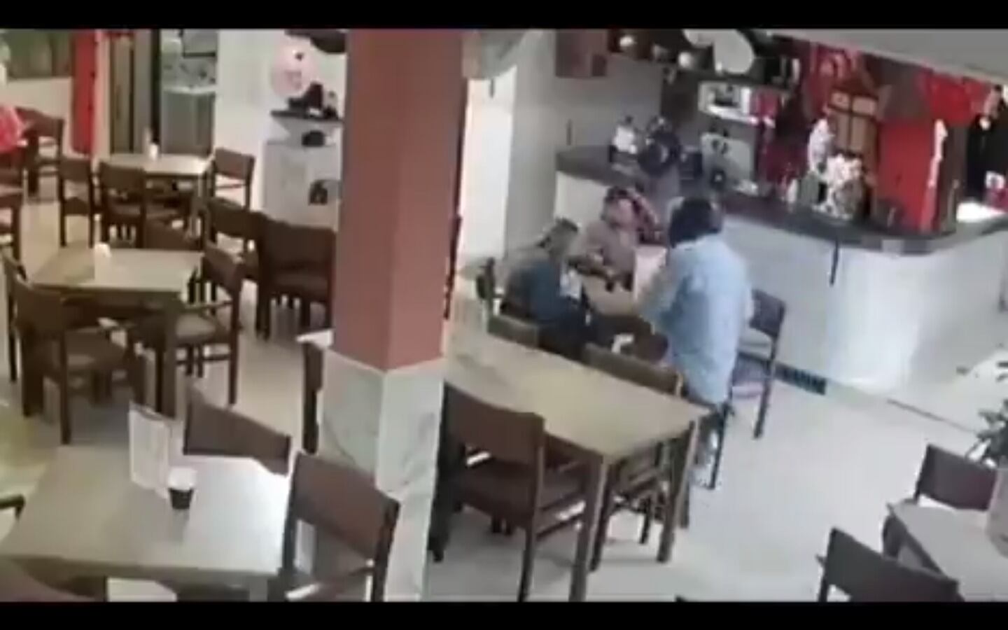 Ladrones ingresaron a un restaurante en Bucaramanga y robaron pertenencias a una familia. Foto: Suministrada
