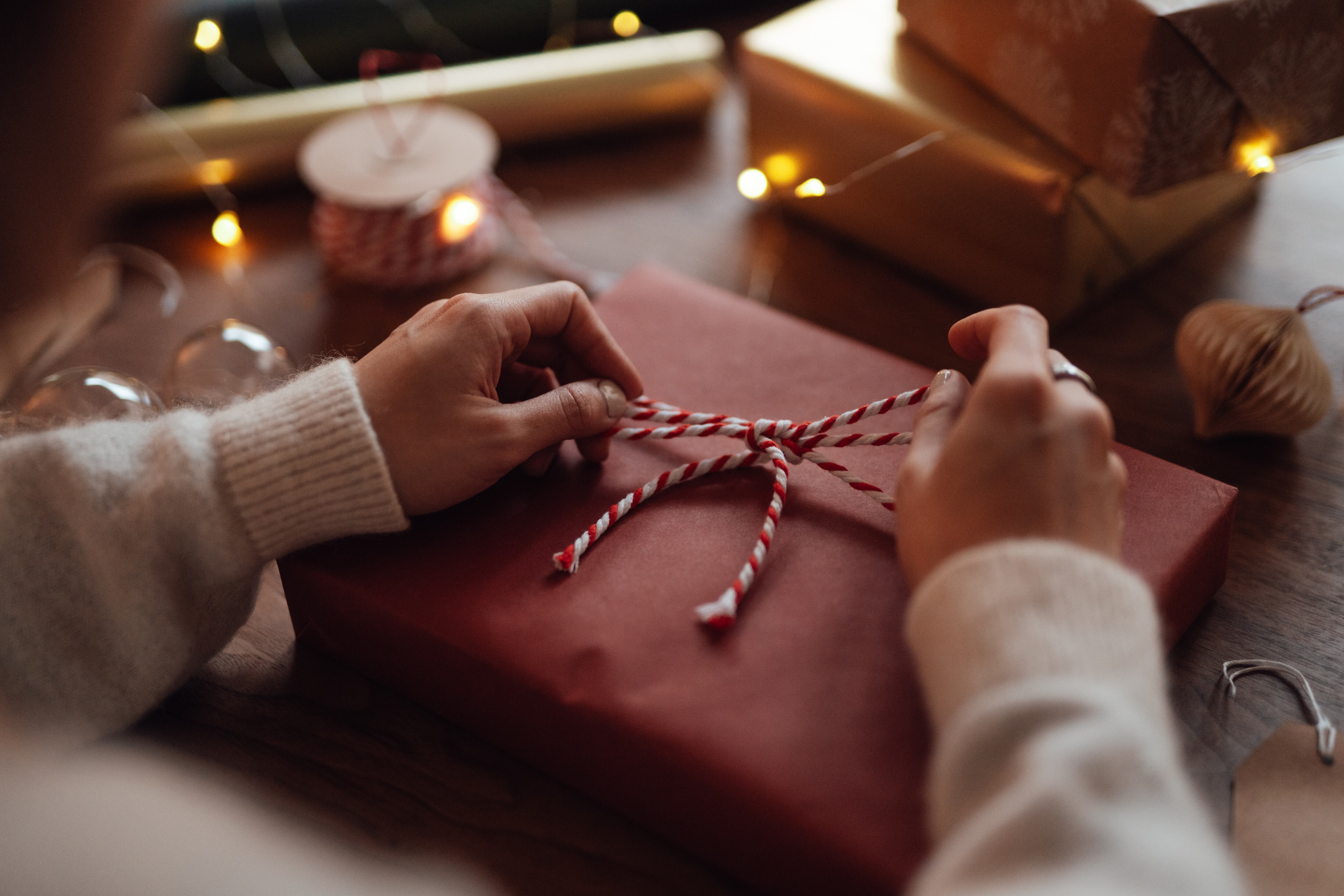 Persona abriendo un regalo en época de navidad (Foto vía Getty Images)