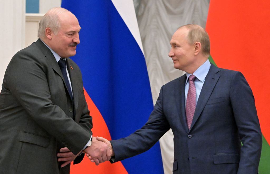 El presidente de Rusia, Vladimir Putin (R), le da la mano a su homólogo de Bielorrusia, Alexander Lukashenko. (Photo by Sergei GUNEYEV / Sputnik / AFP) (Photo by SERGEI GUNEYEV/Sputnik/AFP via Getty Images)