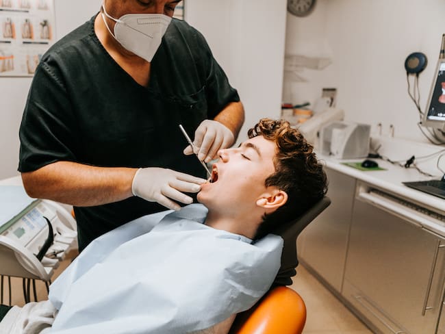 Odontólogo atendiendo a un paciente (GettyImages)