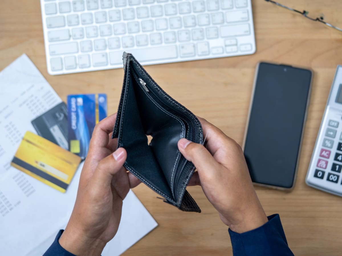 Cuando una empresa se declara insolvente, ¿quién le paga a los empleados y asume las deudas?