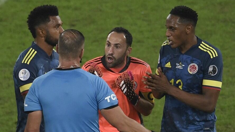 Polémica decisión de Néstor Pitana que reclamaron los jugadores de la Selección Colombia ante Brasil. Foto: MAURO PIMENTEL/AFP via Getty Images