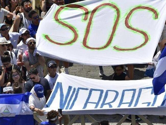 Fieles católicos con banderas de Nicaragua en la Plaza de San Pedro en Roma el 1 de julio de 2018. (El Vaticano ). Foto: Agencia Anadolu