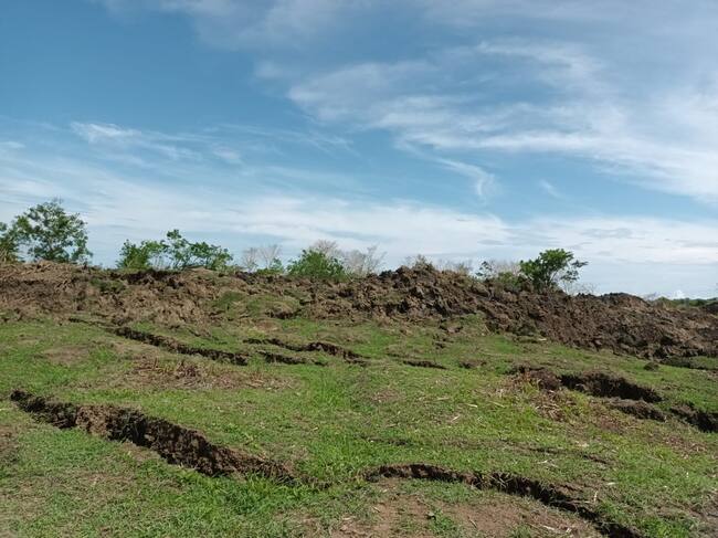 Grietas en la vereda Cerro Santa Cruz, Puerto Escondido. Foto: Claudia Hernández/La W.