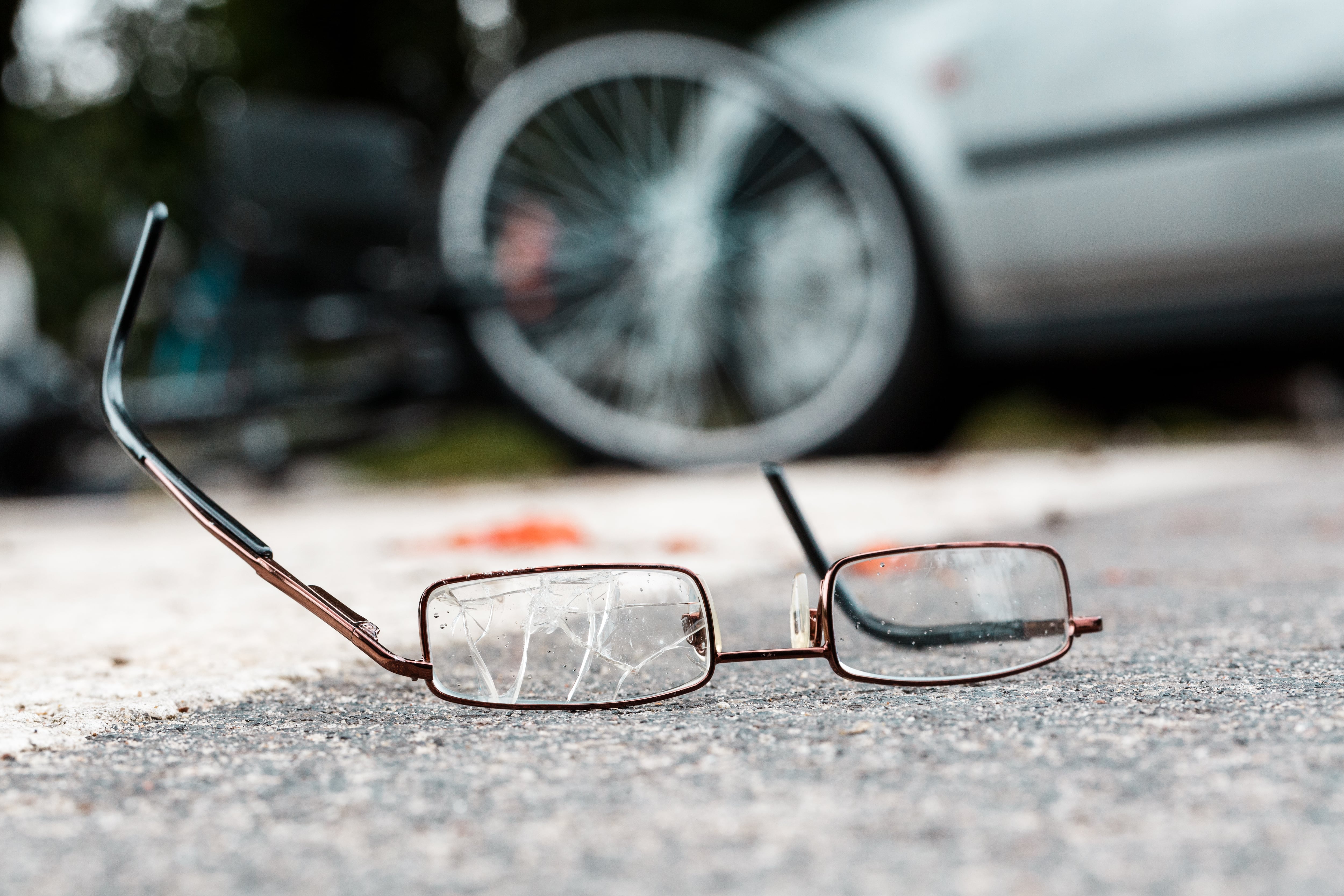 Vidrios rotos de las gafas de una víctima de un siniestro vial (Getty Images)