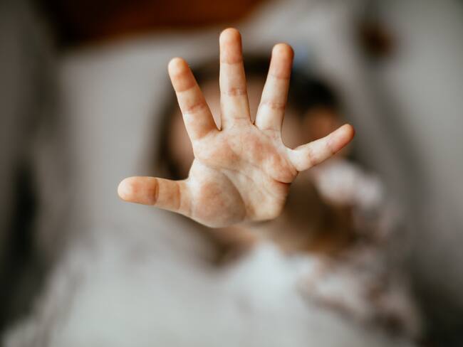 A girl showing 5 with her fingers