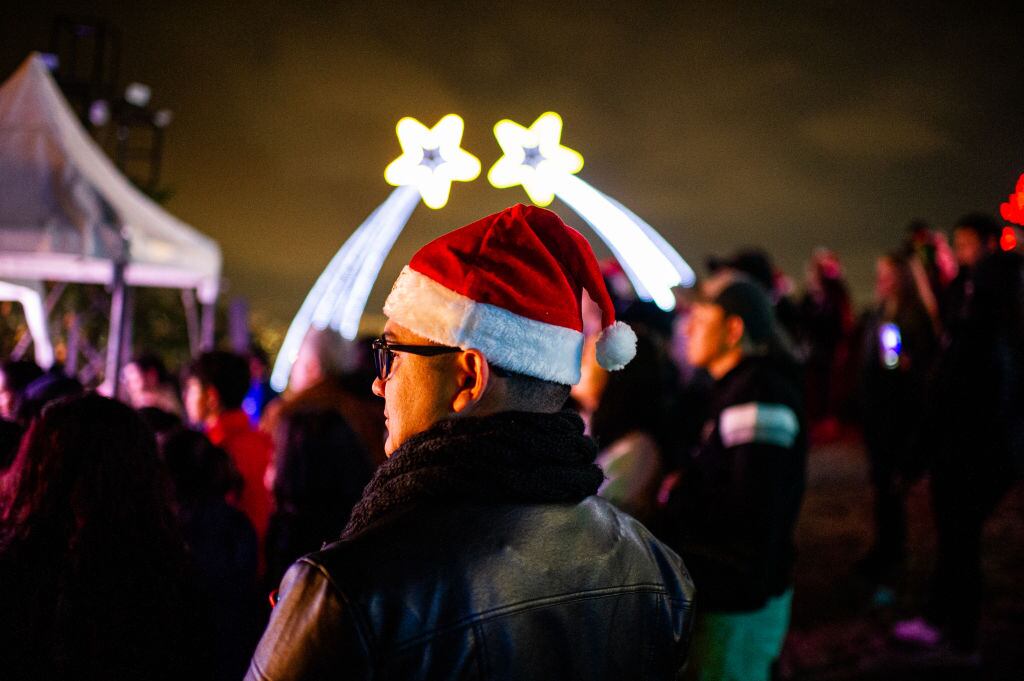 Hombre disfrutando de los alumbrados en Monserrate durante diciembre (Getty Images)